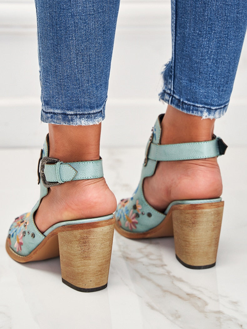 Boot sandals with large heel