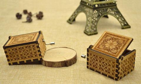 Vintage Hand Crank Music Box with Queen Theme