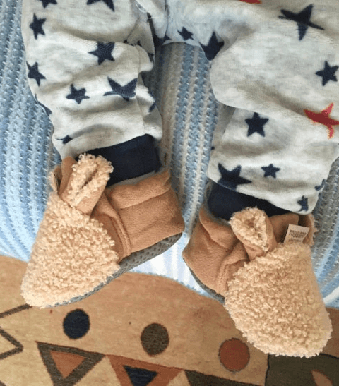 Babysko i lammemønster