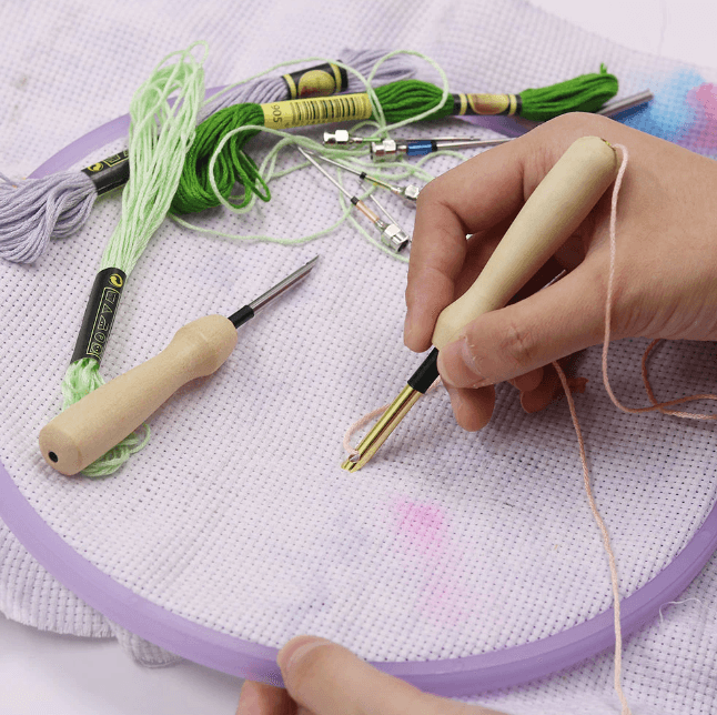 Embroidery needle set