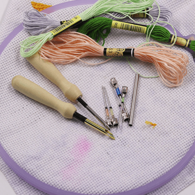 Embroidery needle set