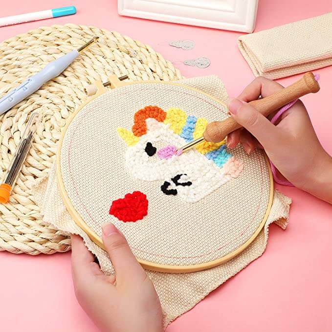 Embroidery needle set