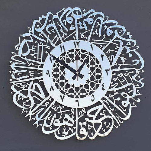Veggklokke med arabisk kalligrafikunst