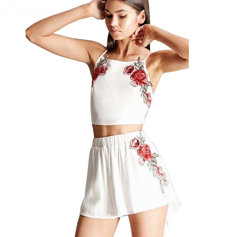 Set with embroidered crop top and shorts with flowers