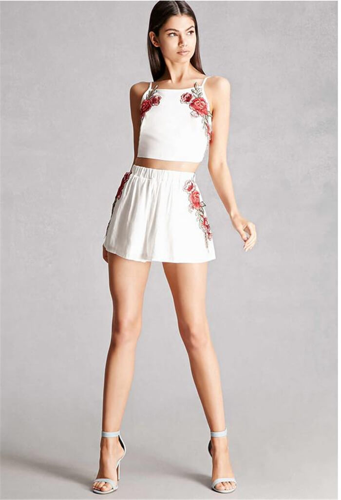 Set with embroidered crop top and shorts with flowers