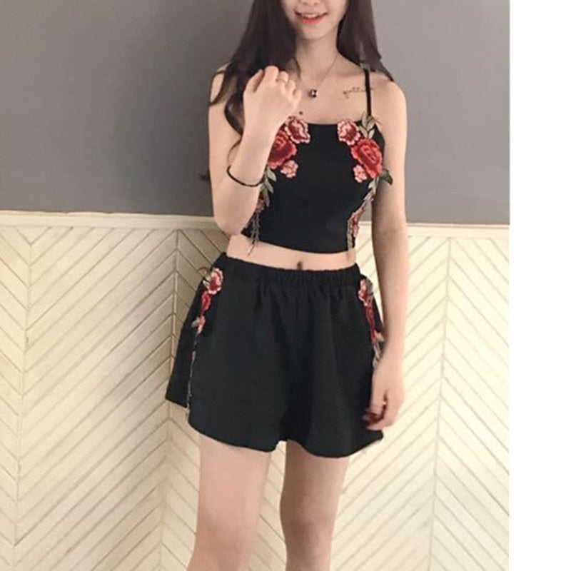 Set with embroidered crop top and shorts with flowers