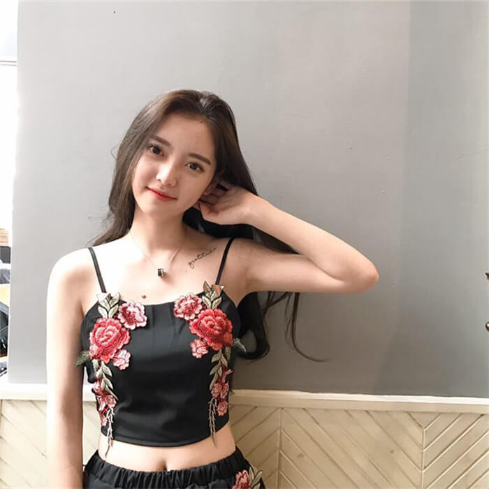 Set with embroidered crop top and shorts with flowers