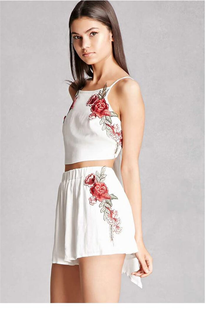 Set with embroidered crop top and shorts with flowers