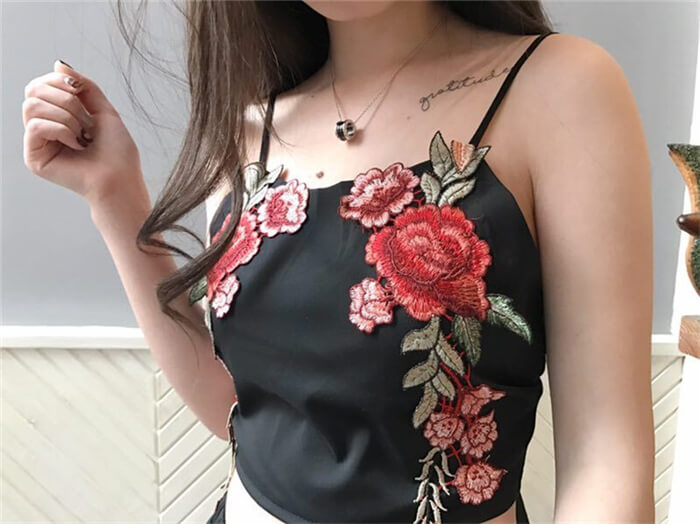 Set with embroidered crop top and shorts with flowers