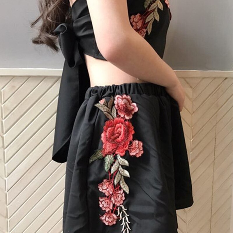 Set with embroidered crop top and shorts with flowers