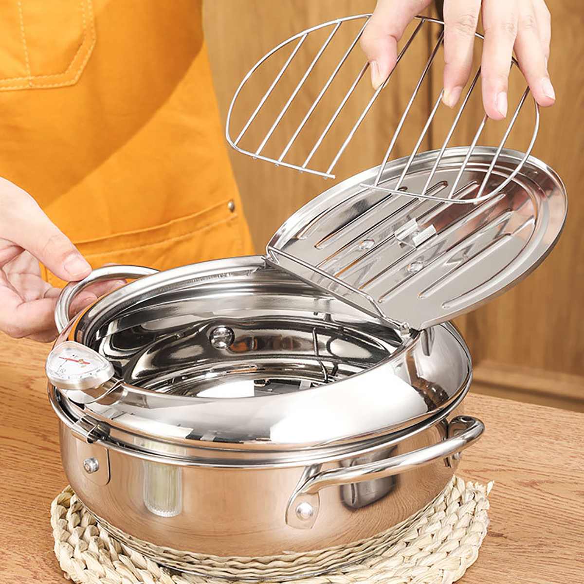 Ergonomic mini deep fryer