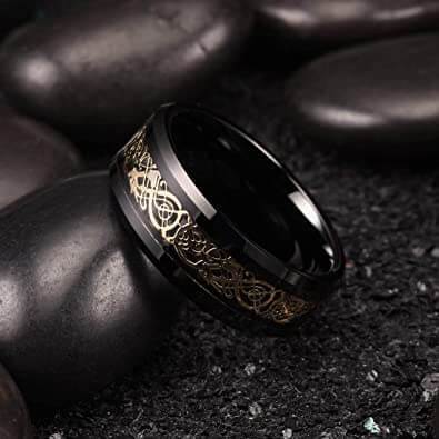 Ringer i titanlegering med drage-motiv
