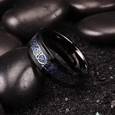 Ringer i titanlegering med drage-motiv