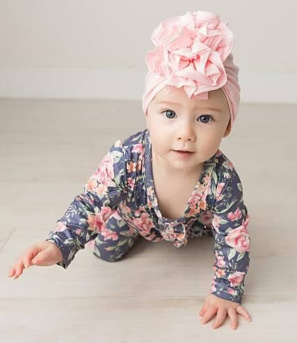 Baby turbanlue med rynker